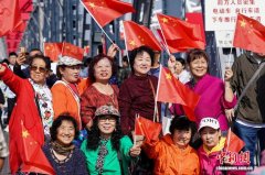 哈尔滨百年滨州铁路桥“身披国旗”迎国庆