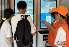 国庆假期江苏扬州开启“宠客”模式 千余名“小橙子”微笑上岗